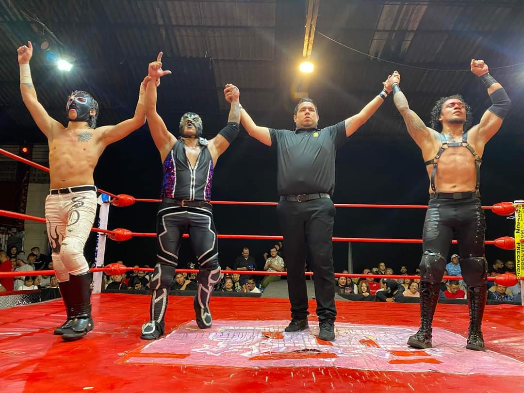 LaTijeraLucha's tweet photo. En una lucha que hizo vibrar a la #ArenaLopezMateos, el trío de #FlyStar, #Sol y #Fandango se logra imponer a #Visionario, #Skayler e #Inquietante, de esta manera el equipo de #LuchLibreBoom se impone a los representantes de #CVWrestling, donde la afición premia los 6 jóvenes https://t.co/nKN17KJ3pK