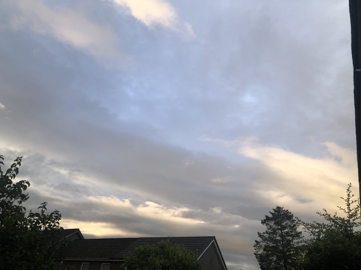 IonisedSkyWatch's tweet photo. Good morning Twitter ✌🏼 WHACKO SKIES AT 5.25 am 30th #Junember 2024 🙄😳 https://t.co/jvgADKw62n