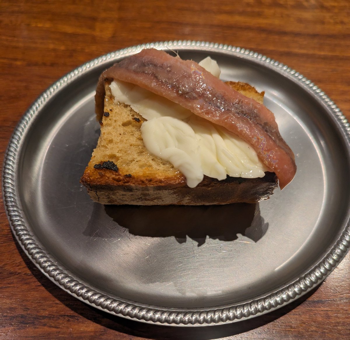アンチョビトーストがとっても美味しかった！🍷

パンにバターとアンチョビ乗せても、
家だとこの味にならないなぁ🍞
具材の質の差かなぁ🤲

 #飲み歩き  #相互フォロー  #フォロバ100