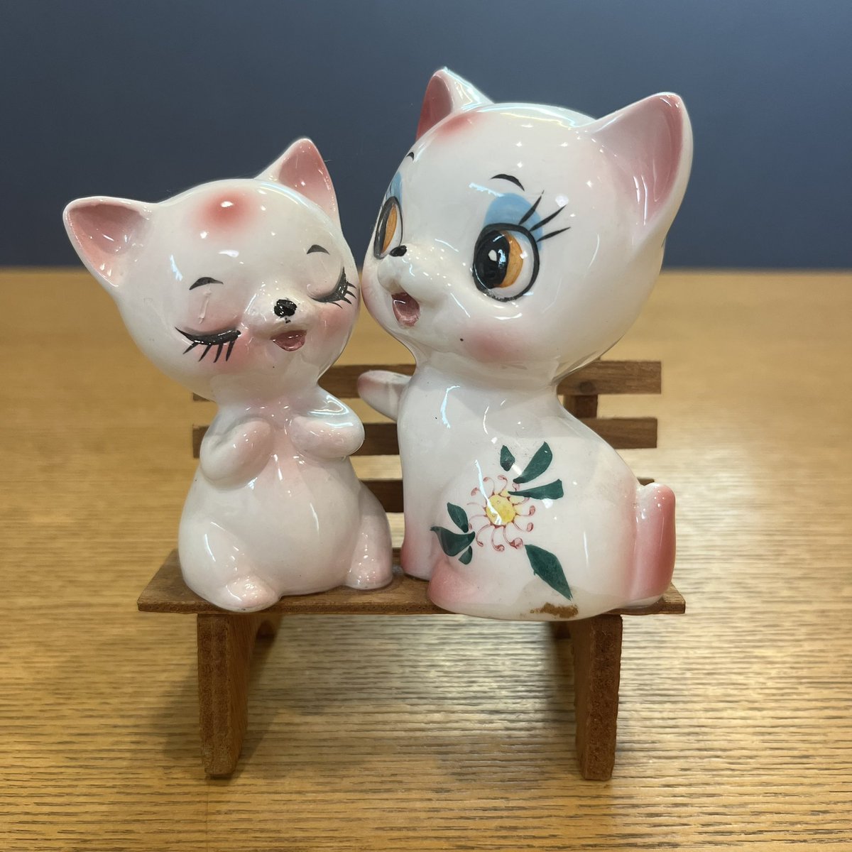 昭和レトロな猫の置物。

#昭和レトロ
#猫