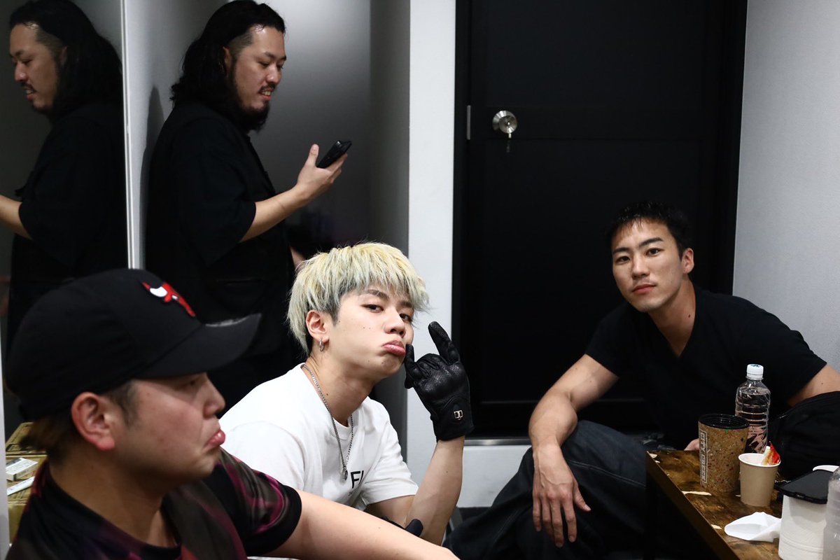 LR_shitei's tweet photo. 野郎でヤロウの余韻冷めやまぬまま本日は講師モードで事務所の養成所の授業してきます🤓

昨日楽しかったなー、またやる時は更に楽しめる仕掛けを作っておくんで絶対また来てくよなっっ😏

#LCA. https://t.co/0vmPUvfYRZ