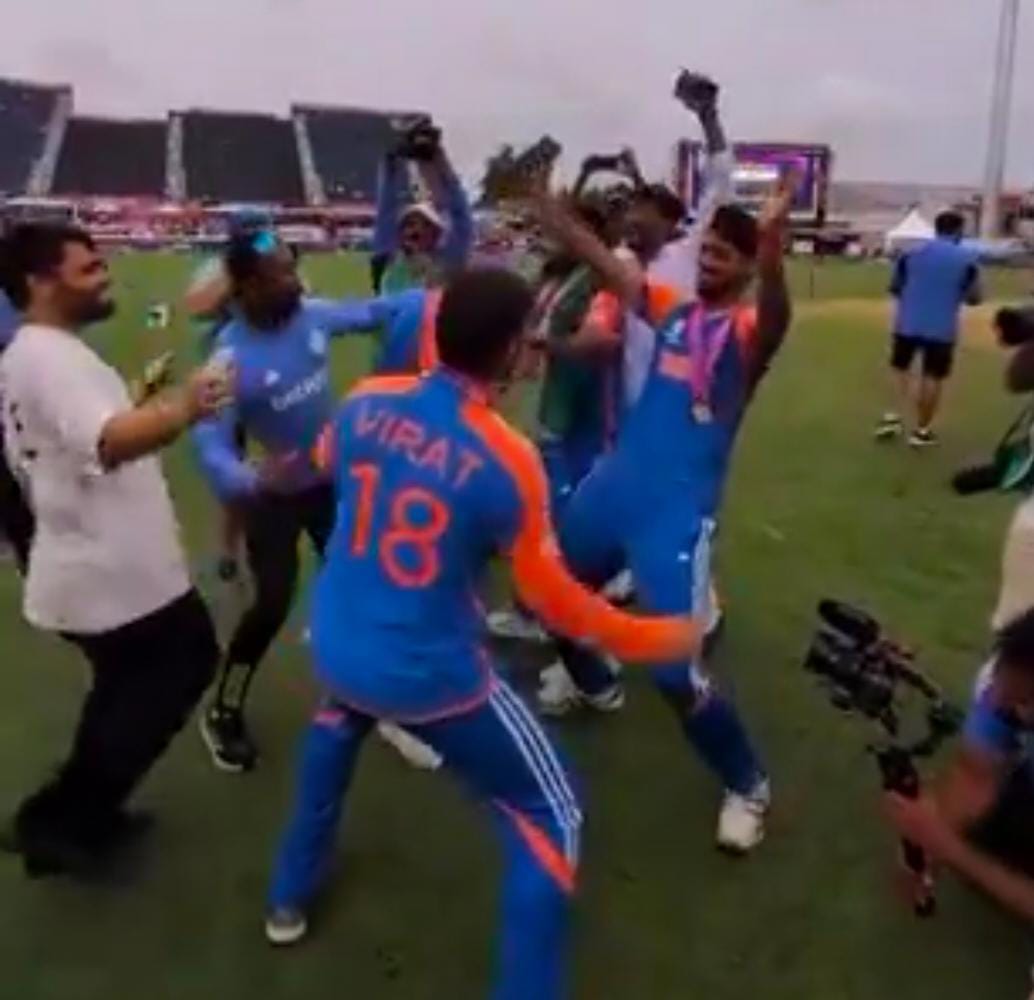thetribunechd's tweet image. #Bhangra, fist bumps, and a huddle: #TeamIndia revels in #WorldCup glory 

Virat Kohli, Arshdeep, Axar Patel, Mohammed Siraj, Rinku Singh groove to Punjabi song ‘Tunak tunak tun’

tribuneindia.com/news/2024-t20-…