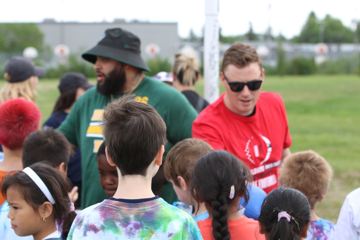 SportEdmonton's tweet photo. Our first #balldrop legacy project was a vibe!

Every student #thrive elementary + 400 🏈 donated to @SportCentral_AB 

All as a community legacy to @IFAFMedia U20 championships in #yeg 

@FootballAlberta 
@athleticsab 
@reedclarke82 
@ExploreEdmonton 
@CityofEdmonton 
@GoElks https://t.co/mAkdfCSkwC