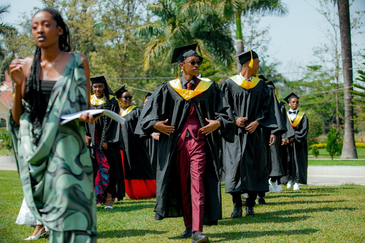 ExcellaSchool's tweet image. We’re still buzzing with joy from the colourful graduation of our Grade 12 Montessori students at Excella School! It was a beautiful day of celebration and achievement for students and parents alike!
👏🌟 #ExcellaGraduates #ProudMoment #CapsOff #MontessoriMagic