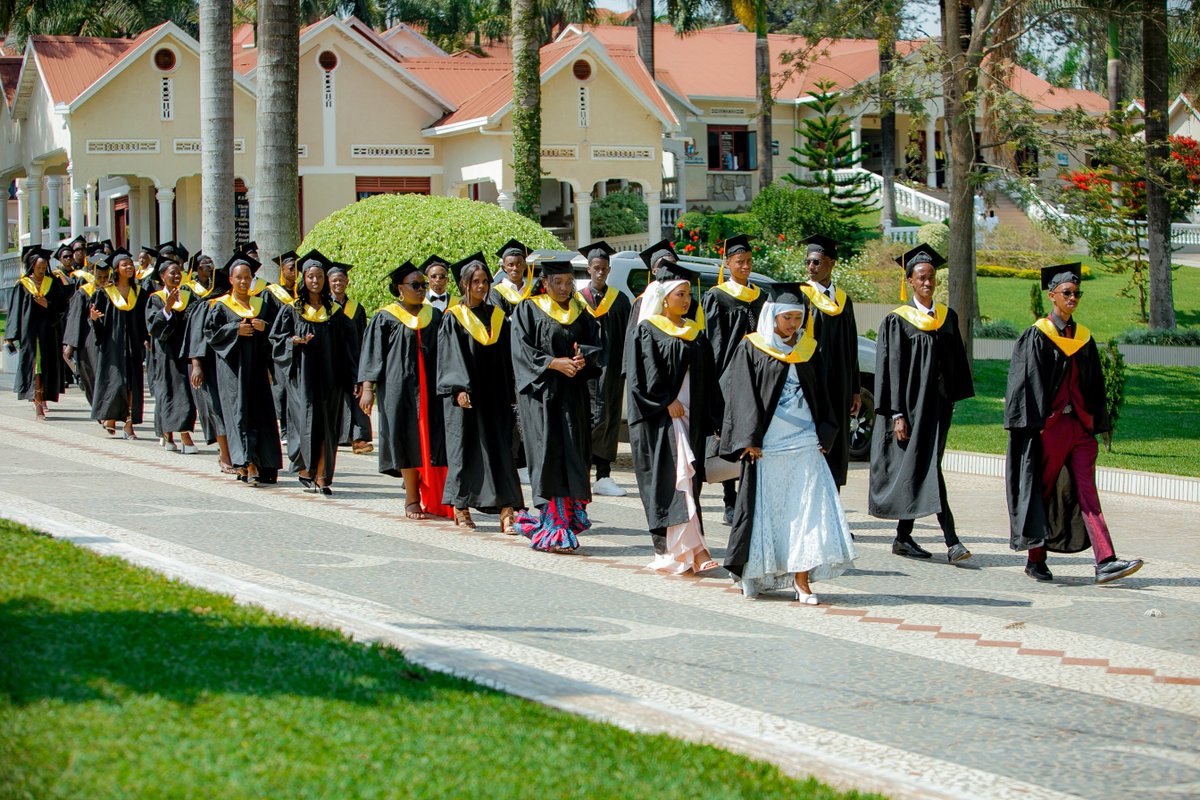 ExcellaSchool's tweet image. We’re still buzzing with joy from the colourful graduation of our Grade 12 Montessori students at Excella School! It was a beautiful day of celebration and achievement for students and parents alike!
👏🌟 #ExcellaGraduates #ProudMoment #CapsOff #MontessoriMagic
