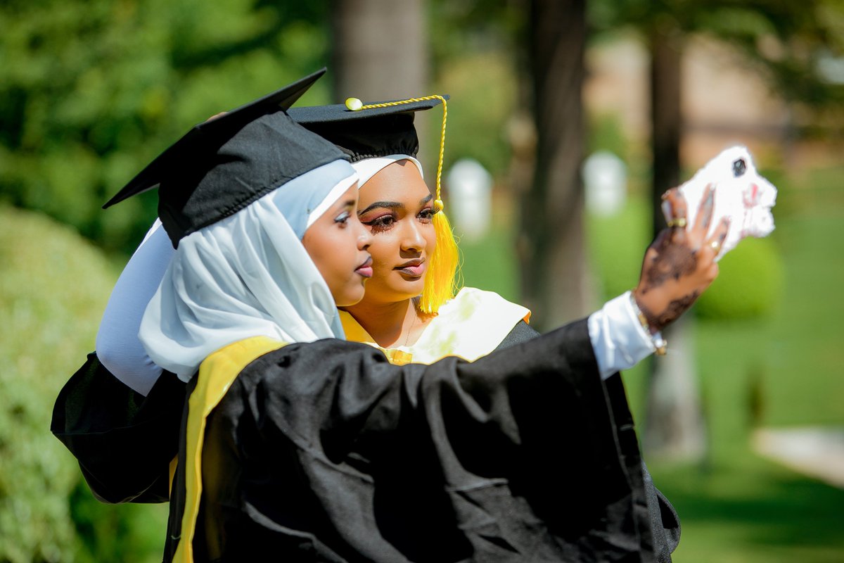 ExcellaSchool's tweet image. We’re still buzzing with joy from the colourful graduation of our Grade 12 Montessori students at Excella School! It was a beautiful day of celebration and achievement for students and parents alike!
👏🌟 #ExcellaGraduates #ProudMoment #CapsOff #MontessoriMagic
