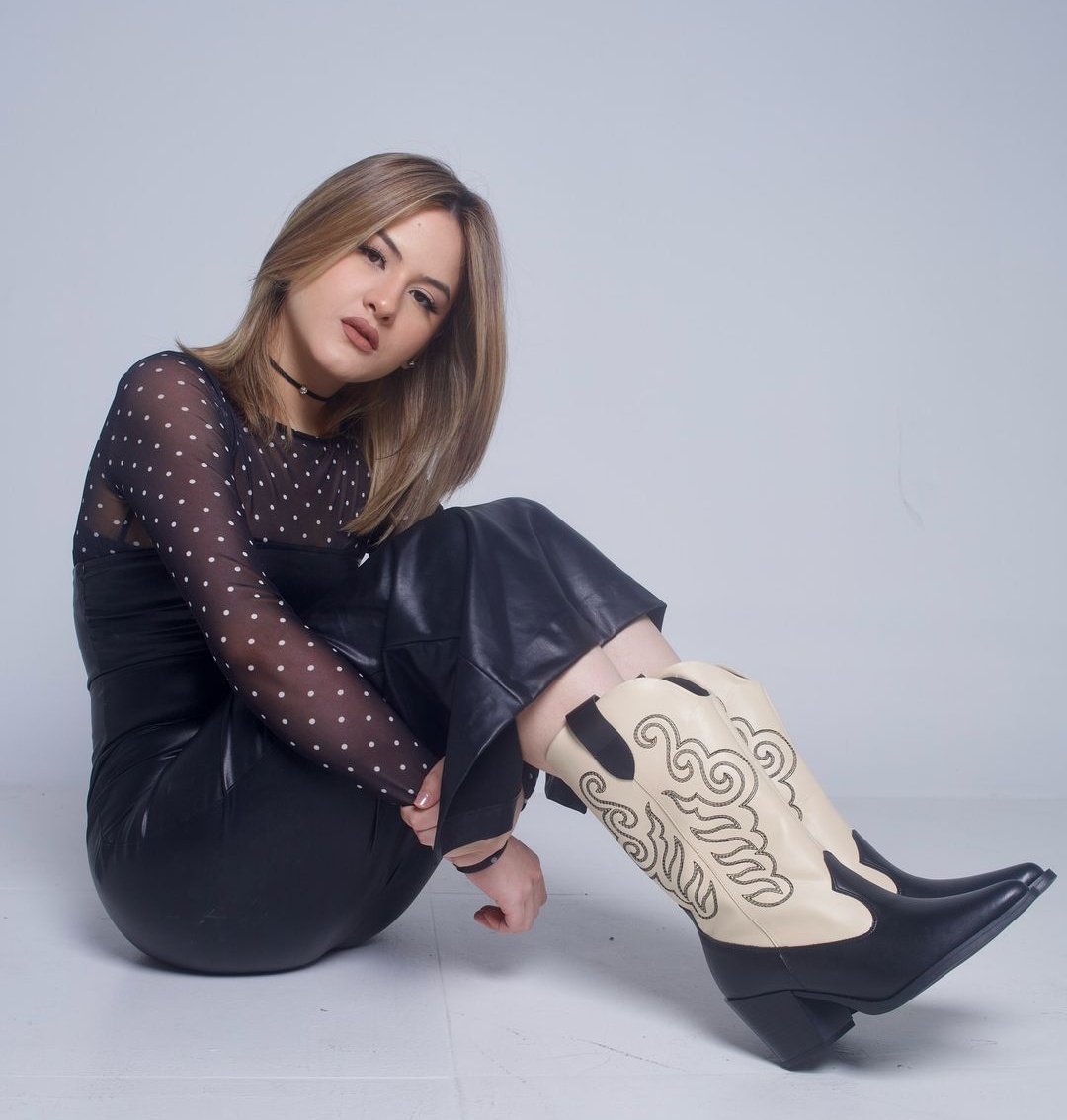 #Junio
Master Chris lanzó el álbum #LaNuevaCepa que incluye colaboraciones con las 3 artistas femeninas más populares de Ecuador, <a href="/MarRendonMusica/">Mar Rendón 🩷</a> <a href="/andreinabravo11/">AndreinaBravoJ</a> &amp; <a href="/dayanaramusica/">Dayanara Oficial</a>