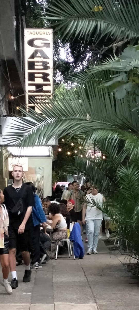 _dmet's tweet photo. @AlcCuauhtemocMx @seduviCDMX hola. Ya he reportado a taquería Gabriel en Río Sena, esq. Lerma por lo de la pergola en la calle ( lo cual ya no sé si es legal o no) pero ya adueñarse de la banqueta ya es mucho!!! Mejor que cierren la banqueta para ellos!!! NO SE PUEDE PASAR https://t.co/82fNdvUGKk