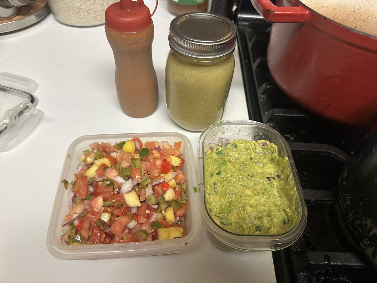 6ixBob's tweet photo. Aight so boom. Homemade chipotle bowl. Chipotle grilled chicken over cilantro lime rice, with black beans, fajita veggies, a spicy mango pico, guacamole, corn salsa, verde sauce and “chipotle” vinaigrette. Everything made from scratch. #ChefBobby https://t.co/LN2aWYDDxS