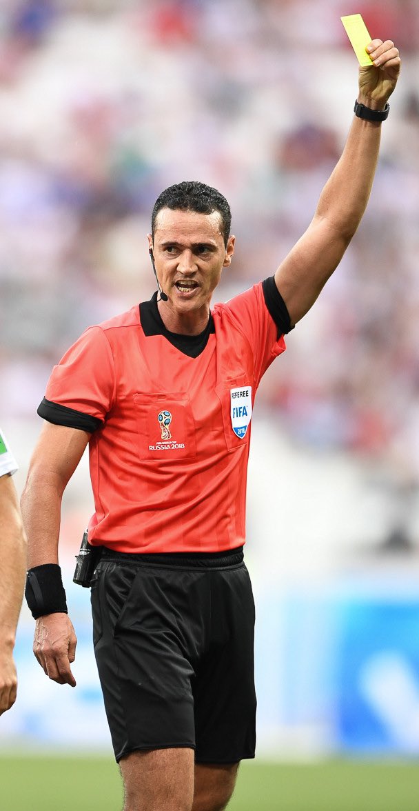 Árbitro Wilmar Roldán, colombiano 🇨🇴, debiese ser privado de por vida de arbitrajes internacionales por corrupto. Tiene varias, al igual que la CONMEBOL, cueva de delincuentes de chaqueta y corbata 👔. Que asco, esto ya no es fútbol!!