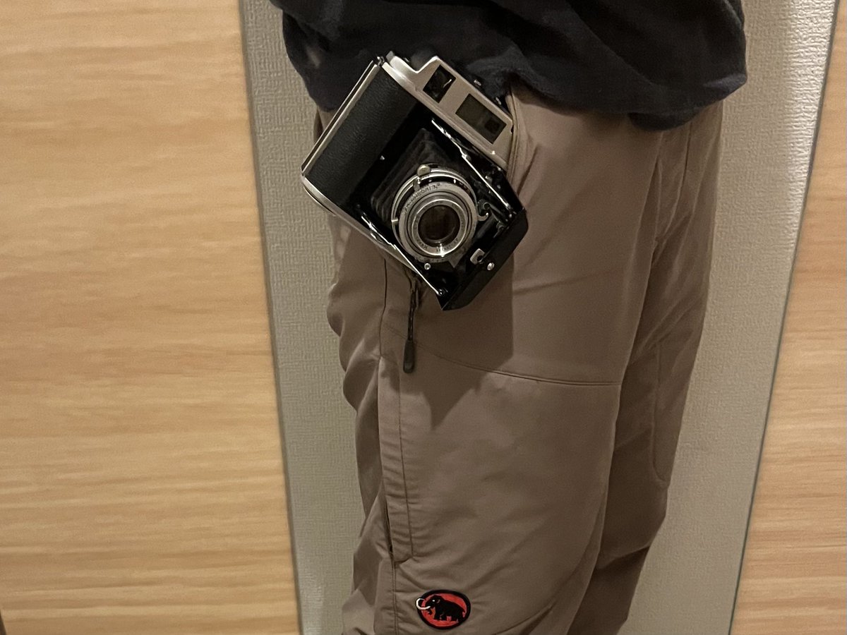 pirozhki_umauma's tweet image. 中判と35mmフルサイズ2台のカメラを隠し持ってるとは、よもや誰も思うまい

#フィルムカメラ 
#小西六 #Rollei35