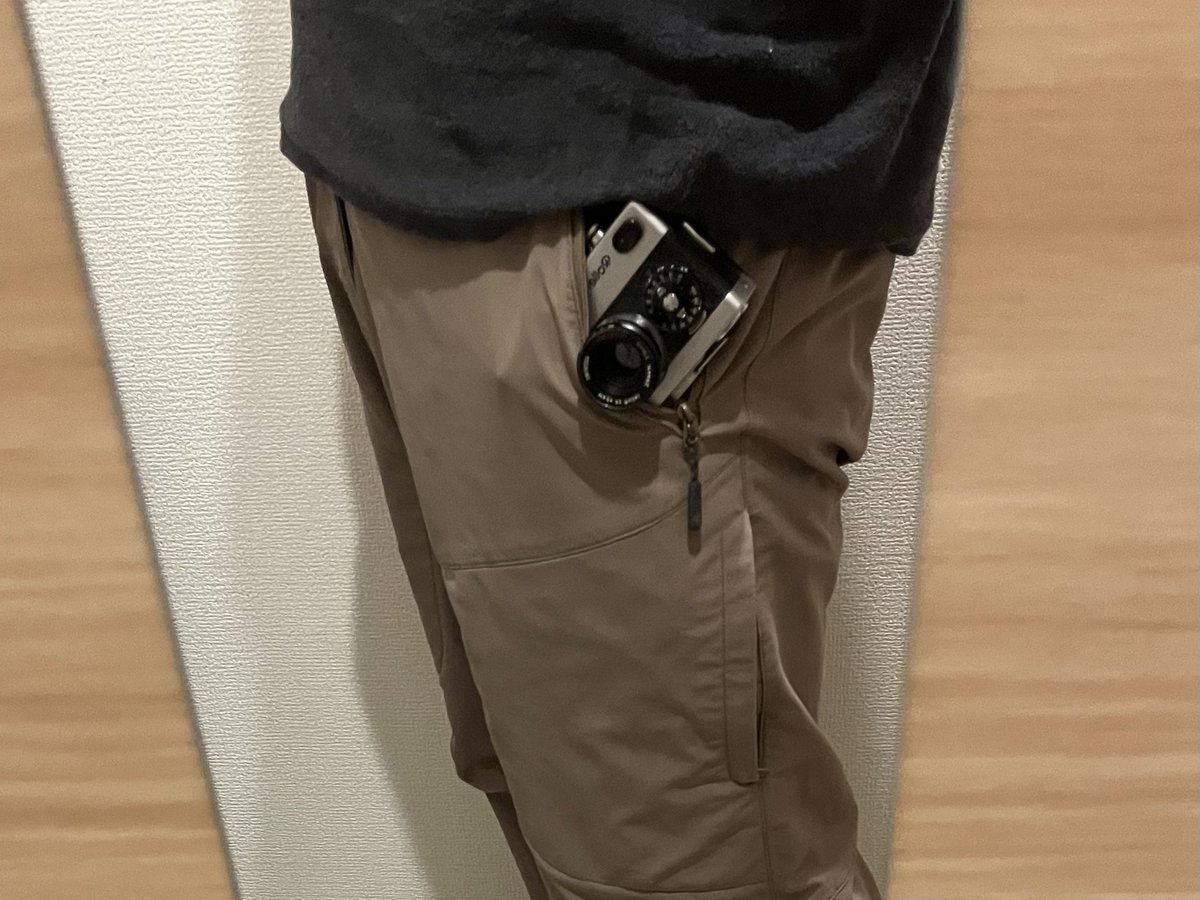 pirozhki_umauma's tweet image. 中判と35mmフルサイズ2台のカメラを隠し持ってるとは、よもや誰も思うまい

#フィルムカメラ 
#小西六 #Rollei35