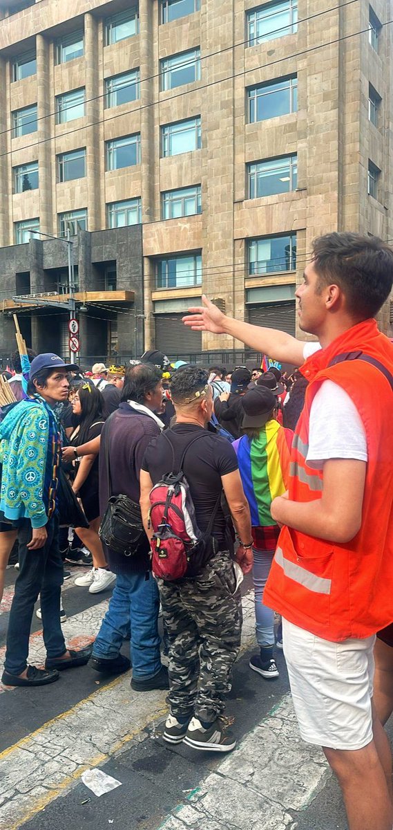 PDHCDMX's tweet photo. #Entérate | El Grupo de Diálogo y Convivencia 🦺 acompaña la #MarchaLGBTTTI+ en el marco del #Orgullo2024 para garantizar los #DDHH vinculados a la #ProtestaSocial pacífica, la integridad de personas manifestantes y terceras. #Pride2024 #LoveIsLove #CiudadDeDerechos 🤍🕊️ https://t.co/SeGgdcsKSy