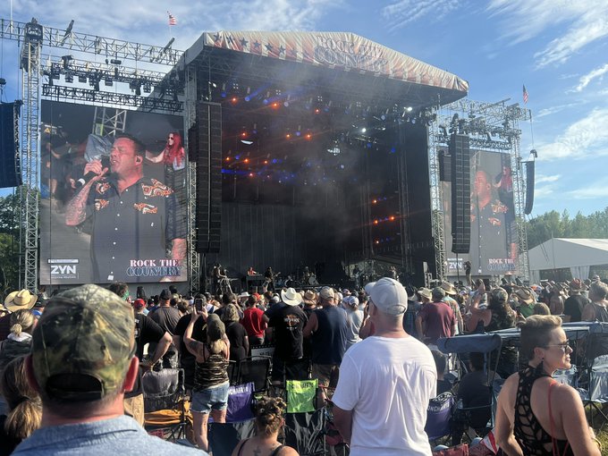 Hope everyone has had a Awesome weekend so far. Concert, moving furniture, demo on cam studio and building