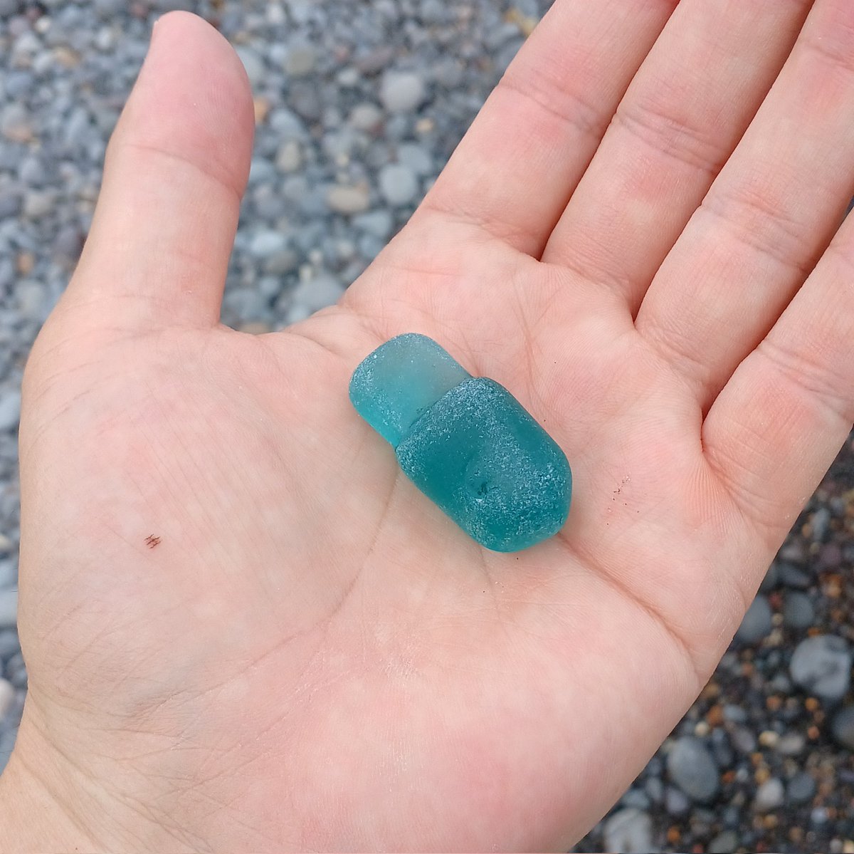 sosuke_seaglass's tweet photo. 波と同化してるシー栓と、石と同化してるシー玉。 https://t.co/Cb3aaHFs2g