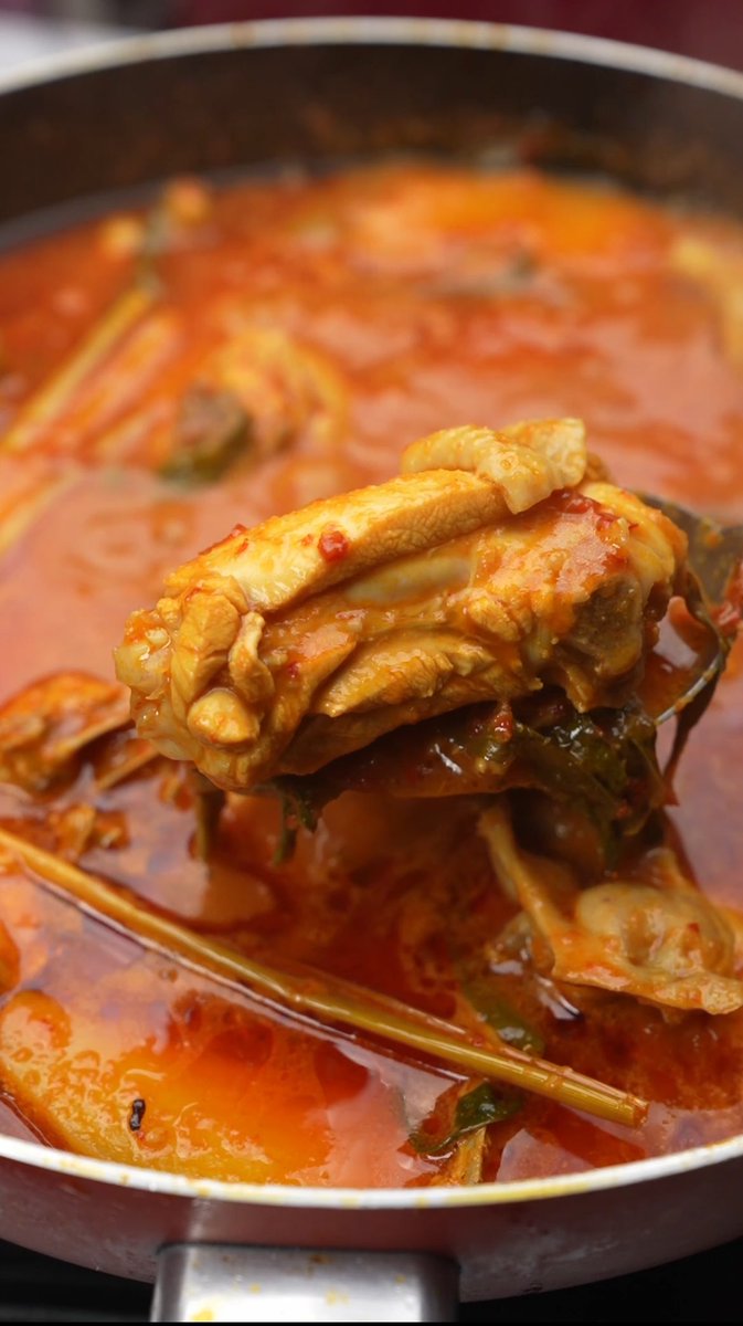 CheSayang_'s tweet photo. Dah lama tak share resepi Asam Pedas Ayam. Asam pedas ni kalau makan dengan nasi putih, telur masin + ulam-ulaman memang power 🔥 https://t.co/J3LmN1U6pO