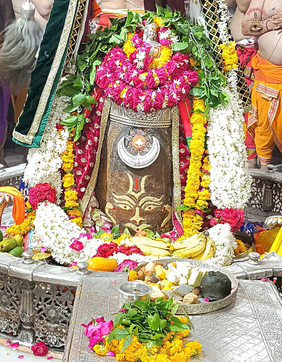 12Jyotirling's tweet photo. श्री महाकालेश्वर ज्योतिर्लिंग जी के आज के भस्म आरती श्रृंगार दिव्य दर्शन 30.06.2024 https://t.co/k8OPAqBaeP
