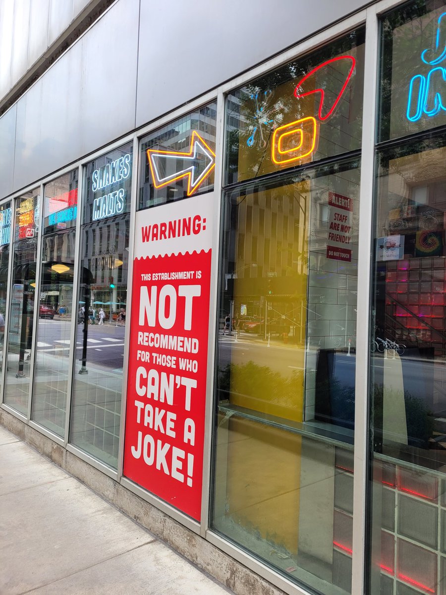 BrianPiotrzkow1's tweet photo. Something about the customer service seemed a bit off here. 🤔 😉

#eddebevics
#Chicago 
#bestcustomerserviceever https://t.co/kGvNaouoWN