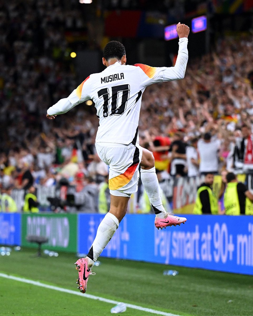 FabrizioRomano's tweet image. 🇩🇪 Nagelsmann: “I want Jamal Musiala to keep playing in this magic way, like he’s on a small pitch anywhere in Germany or England… it doesn’t matter”.

“He should play like it’s football with his friends. Don’t think about the pressure, he’s just brilliant at playing football”.