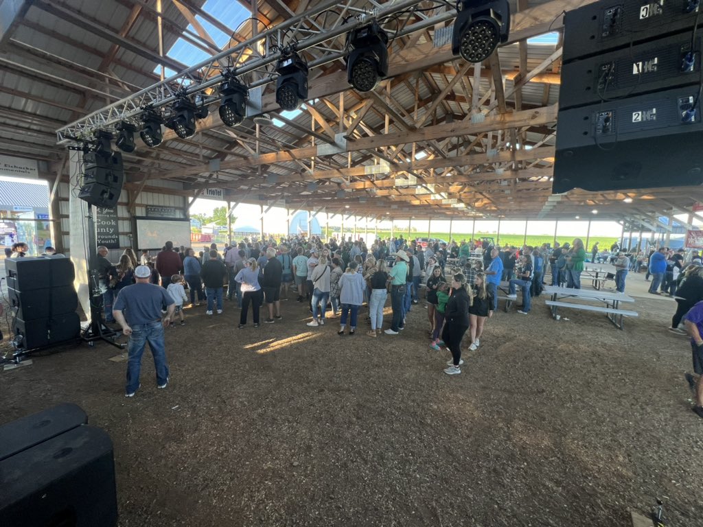 jjblindert's tweet photo. @SDCoyotesXCTF @SDCoyotes @TheSummitLeague @JacyPulse Salem’s Barn Raisin’ BBQ ready to cheer on @JacyPulse as she runs in the semifinals in the Olympic qualifier! #proudofher https://t.co/IET8gSYJX8