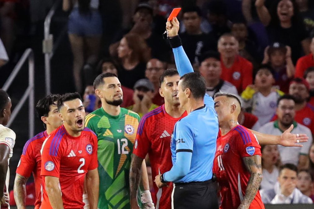 pabloramosg's tweet photo. El arbitraje de Wilmar Roldán ha sido vergonzoso, otra vez. Bochornoso, indigno de un partido definitorio. Esto no tiene sentido. https://t.co/hUsV2lUcO4