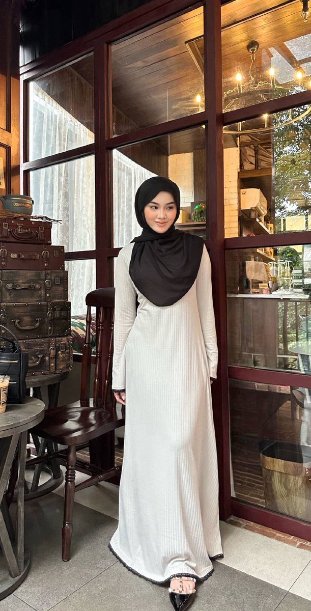nonabtn's tweet photo. Kalo kamu udah cape nungguin dressnya L restock lagi, kamu harus cobain dress yang ini juga sih. Mirip yah bukan dupe🤫🤝 https://t.co/WPJdoOLOms