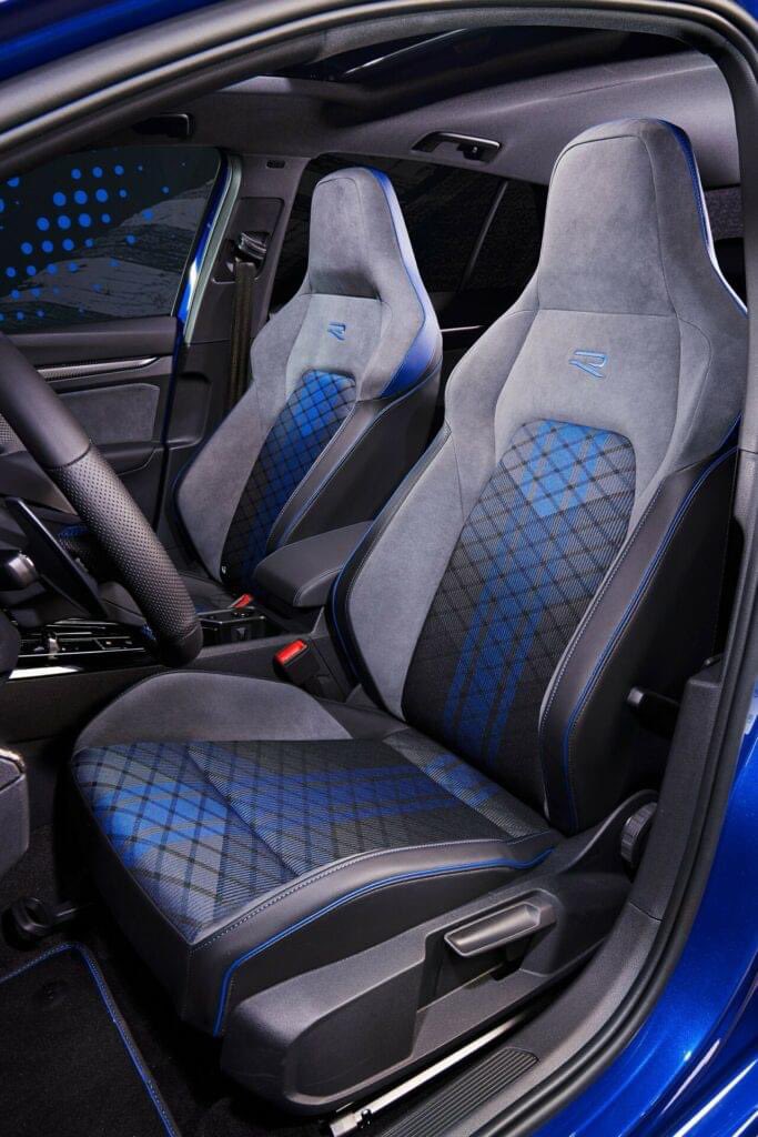 frankymostro's tweet photo. ¡Ya llegó el nuevo Volkswagen Golf R! Este modelo es un facelift de la actual generación, que mejora un poquito en todo: apariencia más agresiva, suspensiones recalibradas, y un poco más de potencia: 328 hp del 2 litros turbo con caja DCT de 7, que gracias al sistema 4Motion, lo llevan hasta 100 km en 4.6 segundos, y con el 'Performance Package' opcional, llegar hasta 270 km/h de máxima 👌
La otra novedad es la pantallota de 23" en el tablero que incluye ChatGPT, porque claro que lo que un deportivo necesita es IA que te recomiende comer piedras y fumar durante el embarazo 😆 También puedes ordenar el Black Edition como el de las últimas fotos, donde TODO es negro como mi conciencia. 
Pero lo verdaderamente relevante de este nuevo Golf R es que VW ya confirmó su llegada a Norteamérica a principios del año próximo. ¿No habrá manera que VW de México baje aunque sea unos cuantitos para acá? 🥹