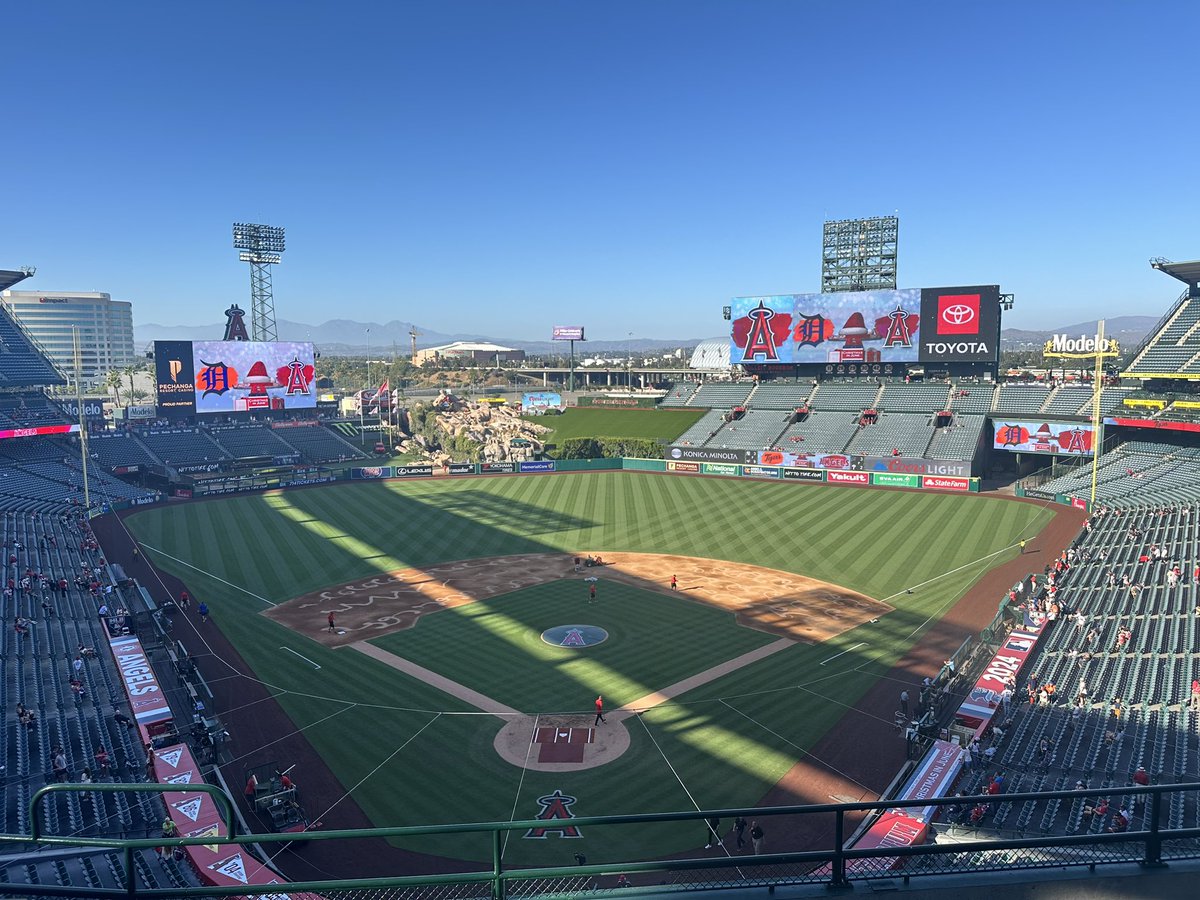 nyy_cate's tweet image. Where else would I be within a day of arriving in the US? 

The ballpark, of course! ❤️⚾️

My #walletcard made an appearance too.

 #RepTheHalo #angelsbaseball #angelstadium