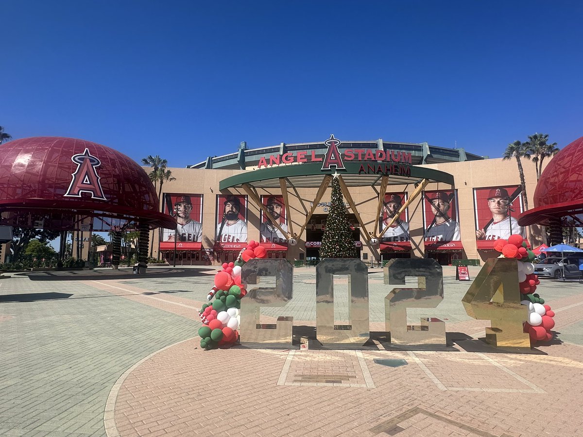nyy_cate's tweet image. Where else would I be within a day of arriving in the US? 

The ballpark, of course! ❤️⚾️

My #walletcard made an appearance too.

 #RepTheHalo #angelsbaseball #angelstadium