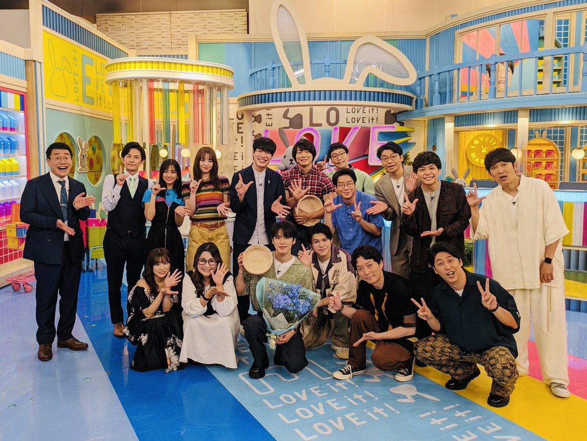akira5423's tweet photo. 木曜日のラヴィットをもってシーズンレギュラーをつとめてくれていたＪＯ１の河野純喜くんがスタジオ卒業となりました。
毎回全力で自分のできることをやりきってスタジオを盛り上げてくれました。
これからさらに羽ばたいてください！
JUNKI！また高級時計買う時はスタジオに来てや！桶も忘れずに！ https://t.co/cb445NmG4X