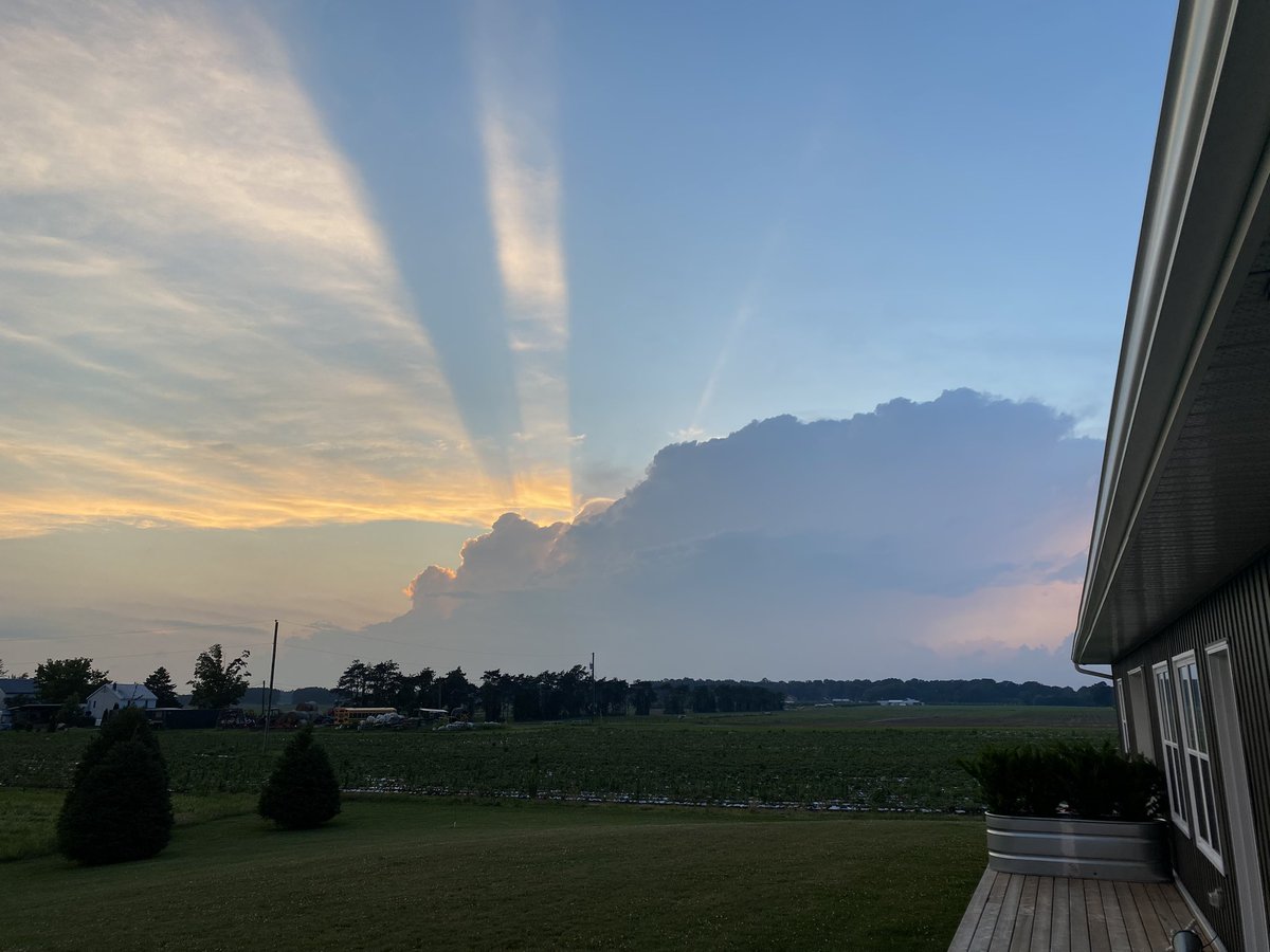 View of a storm to north of #NorfolkCounty <a href="/VittoriaOnt/">Vittoria, Ontario</a> 9:04pm