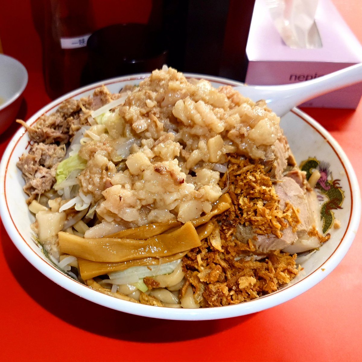 26like2022's tweet photo. BUTAKIN 六本木店🍜

大ラーメン、汁なし変更、ヤサイアブラマシ、豚カス脂

2024年5月訪問😊😌

ヤサイはシャキで全体的に美味しい😋
ただ、豚にほぼ味が無いが不思議🤔
あと店内がかなり暑い😅

#ラーメン二郎 #二郎 #二郎系 #ラーメン好きな人と繋がりたい #ラーメン #二郎インスパイア  #butakin https://t.co/XEPrhrZ0Eq
