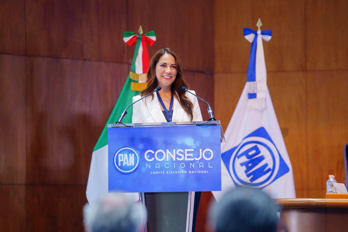 LibiaDennise's tweet photo. Participé hoy en el #ConsejoNacional del PAN en donde tuvo lugar el análisis y la reflexión del proceso electoral que recién concluyó. 

Como panistas debemos reinventarnos, tener presente con claridad quiénes somos y cuáles son los pilares que sostienen nuestra lucha. 

En Guanajuato seremos ejemplo y esperanza, transformando la vida de las familias de nuestra tierra.