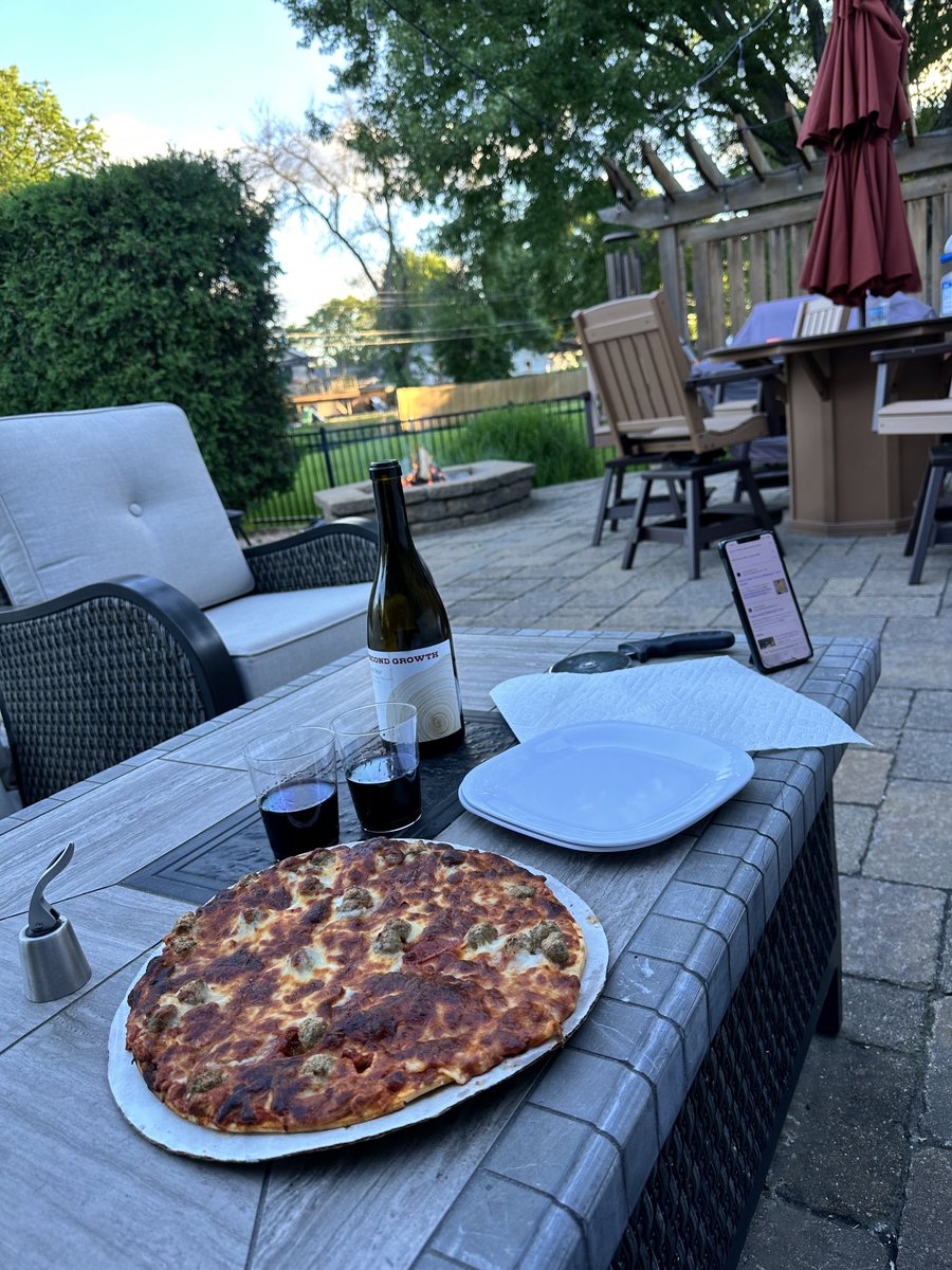 Our perfect Saturday night at home. ⁦<a href="/7thavenuepizza/">7th Avenue Pizza</a>⁩ #pinotnoir #summer #romanticwinenight ⁦