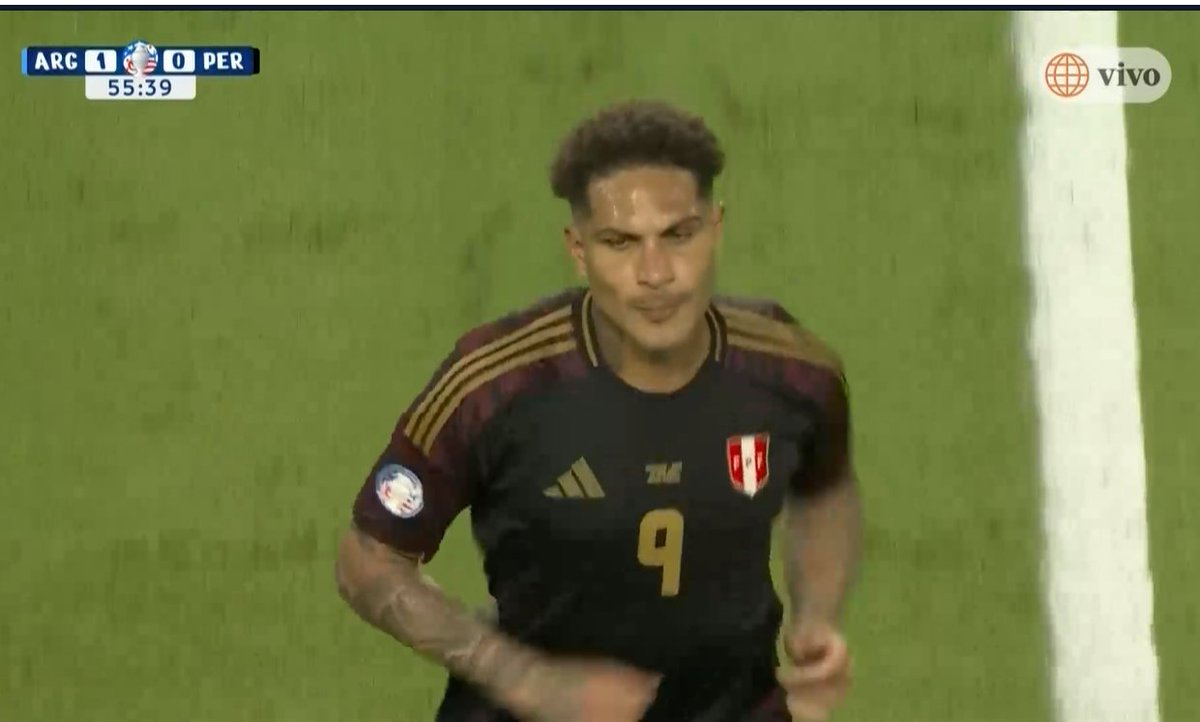 TheBigBoss1924's tweet image. Nunca en su vida se atrevan a comparar a Lolo fernandez con Paolo.
Uno se fue haciendole 3 goles a su clasico rival y el otro dando pena en la selección.