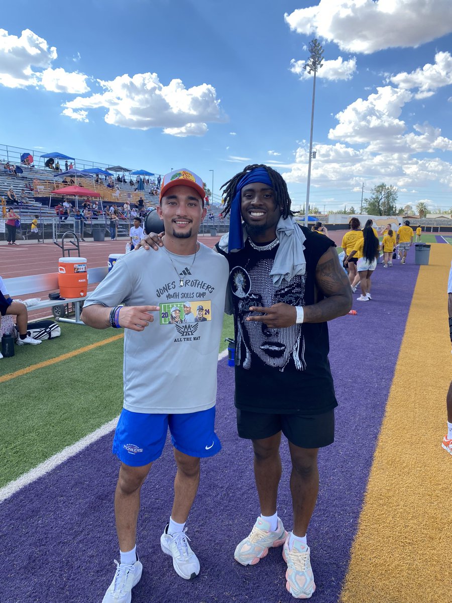 imdreday4's tweet photo. Beyond blessed and grateful to be able to be apart the Jones Brothers Football Camp! Thank you to Aaron Jones for inviting me to be a coach to help give back to the community of my hometown El Paso!
#AAAllTheWay 9️⃣1️⃣5️⃣❤️
@Showtyme_33 @tgood1110 @willhernandez76 https://t.co/7eW8y9MGxR