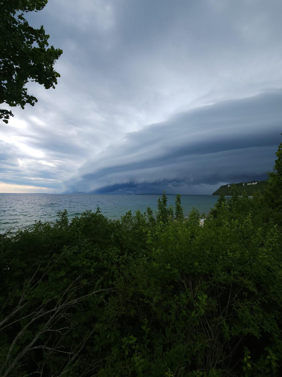 RandyG357's tweet photo. Storm rolling in over Mackinac Island and St. Ignace.
@spann https://t.co/sAWaRf2ZnP