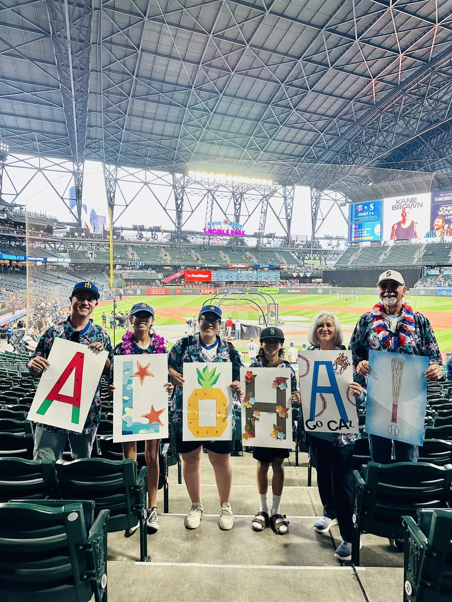 CCramer77's tweet photo. Aloha night at the Mariners game! 🌺🌴🍍⚾️💛 @Mariners @MLB @TMobilePark #TridentsUp https://t.co/3FtWYz9sKP