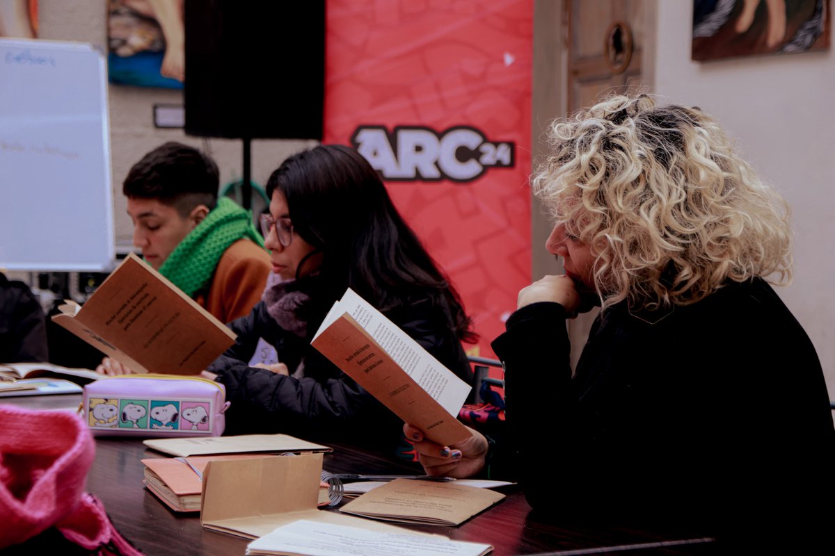 Una increíble jornada de mediación lectora vivieron  las y los asistentes al taller: "Noche cerrada al descampado: ejercicios de escritura para iluminar el camino", realizado hoy en el Centro Cultural Kamino520, en La Serena. #FestivalARC2024