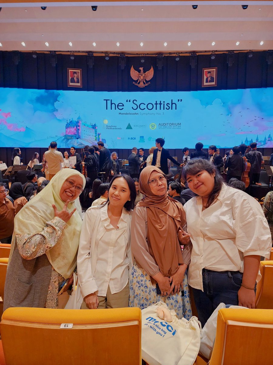 dongdonghaedong's tweet photo. The "Scottish"
Mendelssohn Symphony No. 3
@Hanasj008
@lilia_now
@StrowMonk484
#BandungPhilharmonic
#philharmonicorchestra
#BandungConcert
#unpar https://t.co/8ZgtkKy2K4