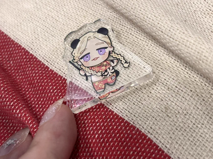 アクスタめちゃくちゃ剥がしにくいですが、表面にフィルムが貼ってあります 