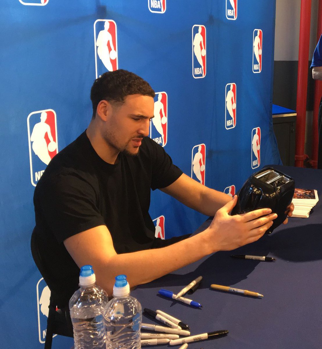 Another underrated Klay memory:

Signing a fan’s toaster at a meet &amp; greet event in March 2017.

Warriors went 31-2 after the toaster signing and won the title.