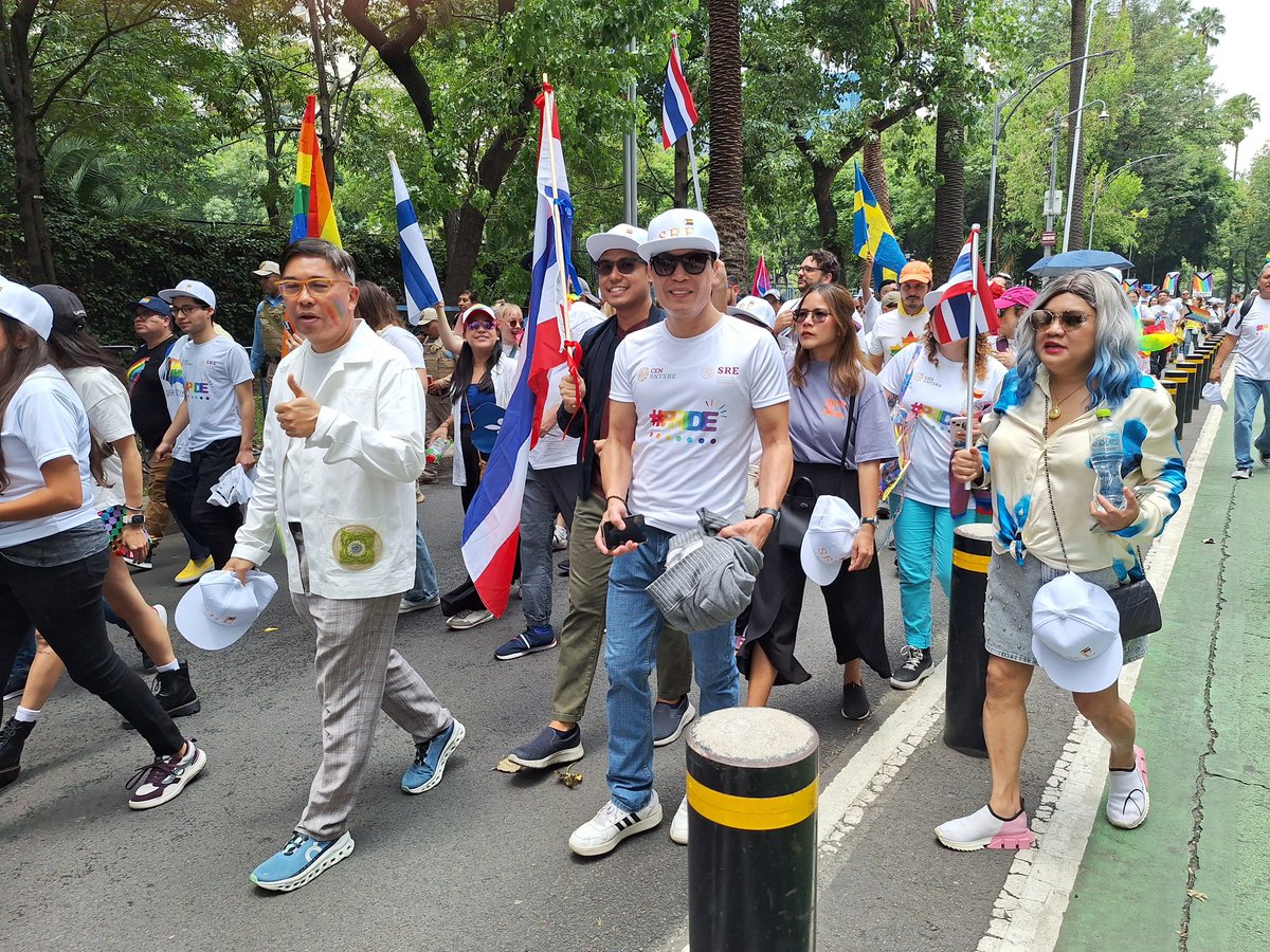 ThailandMexico's tweet photo. El 29 de junio de 2024, El Excmo. Sr. Rooge Thammongkol, Embajador de Tailandia en México, encabezó un equipo de funcionarios de la Embajada Real de Tailandia y personal local para unirse a la Marcha del Orgullo de México por primera vez. https://t.co/JBluaACK3D