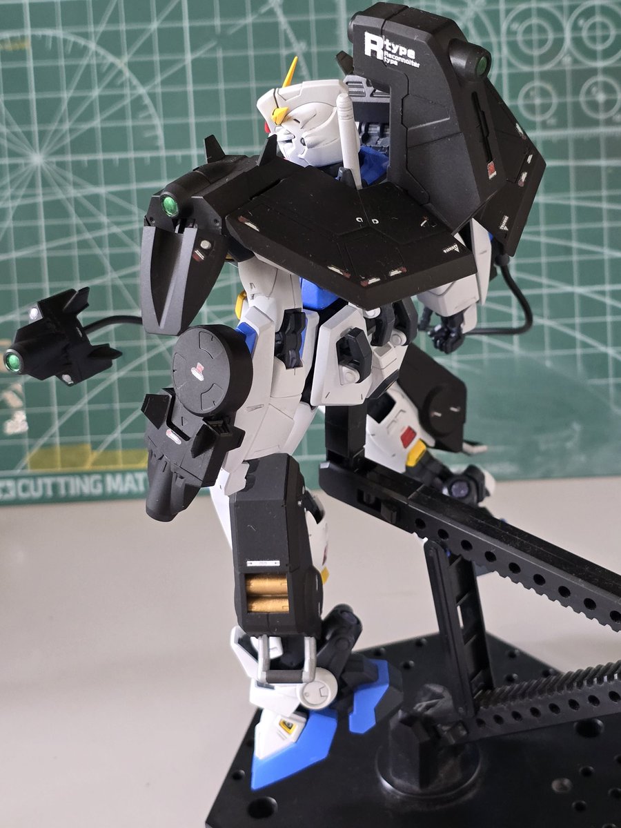 tomy_graphite's tweet photo. ガンダムF90 Rタイプ完成
ステルス機なんで真っ黒で塗装
#ガンプラ https://t.co/Rdl6g4R9rk