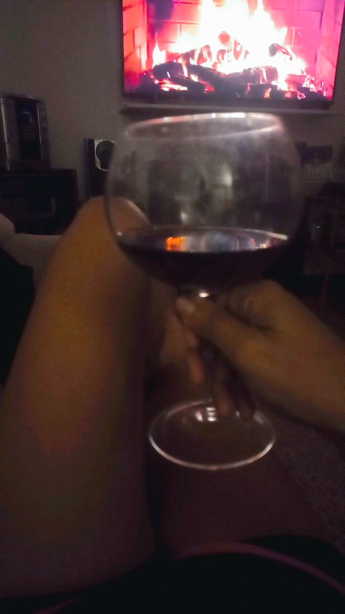 yolucecita's tweet photo. Buenas  noches por estos lares mis Xseros madrugadas por otros. Último sábado del 6. ¿Como va su día? El mío así, modo rela... con lluvia suave y el vino tinto infaltable. Vida y Salud ✌🏼😎
#SabadeandoAndo #FelizSabado #29deJunio #FelizSabado #Salud #Vino #Tequeños #Queso 
🍷🍾😋 https://t.co/OvuCt2sfbu