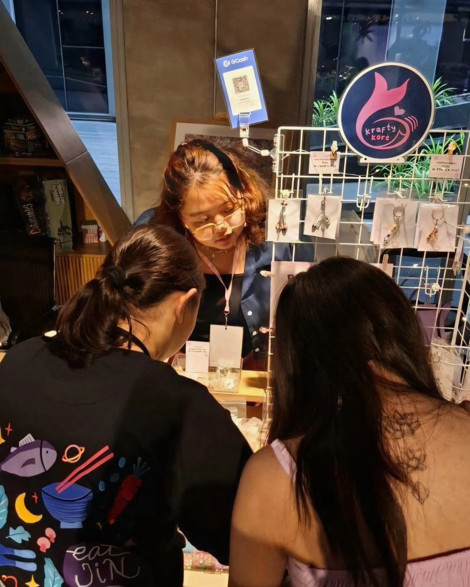kraftykore's tweet photo. Still buzzing from @moonlandingjin!💫 My first time as a merchant was a blast showcasing stellar creations &amp; our bead bar. 😊

Grateful for ARMY, customers, friends, &amp; co-merchants. Kudos to the organizers for an amazing event for Jin &amp; furry friends😽🐶

🚀🌕 #MoonLandingJinPH https://t.co/KNMi4pZv1W