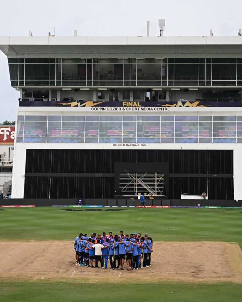 A final huddle after the celebrations 🏆🇮🇳

#T20WorldCup