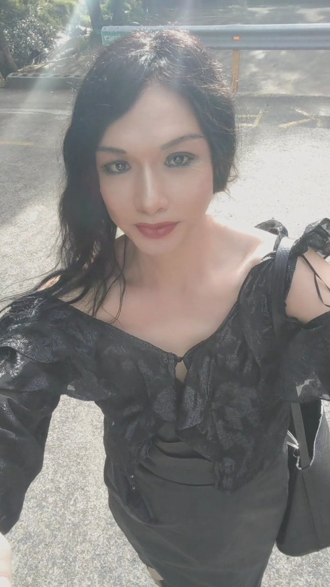 YukikoMurray5's tweet photo. This little black dress probably not a good idea for day time 😔 https://t.co/6nfJx9alAd