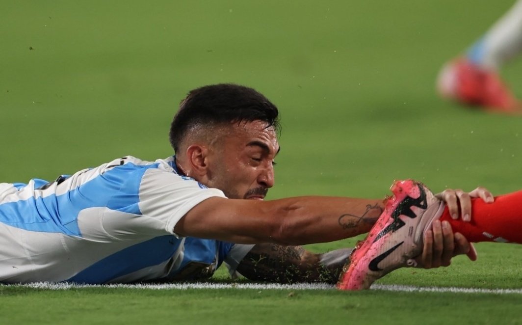 ProfeMuyChilena's tweet photo. ASQUEROSO !!!
NOS ROBARON !!!
Con ARGENTINA y con CANADÁ !!!
Un #robo ASQUEROSO !!!
Árbitros como MATONTE y ROLDÁN ... la CONMEBOL y EL VAR son TODOS unos CORRUPTOS !!!
MILLONES de NIÑOS viendo como un deporte tan lindo como el FÚTBOL se gana con TRAMPA !!!
#CopaAmerica2024 https://t.co/CEQ5fvse72