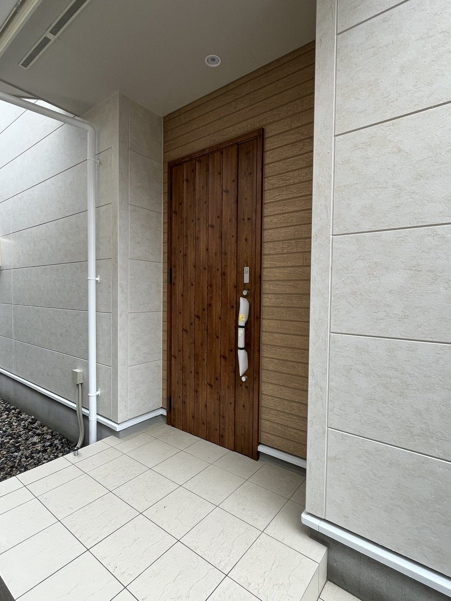 KEST1640's tweet photo. 今日も、広島市安佐南区伴東一丁目の現地内見会、開催中です♪
本日の玄関ドアとリビングの様子です。今日は雨が降り、どんよりしておりますが、室内は明るい雰囲気。全体的に白とナチュラルな壁紙と建具なので、明るくてどんなスタイルにも合いやすいのがいいですね👍 https://t.co/gOcamsRmQb